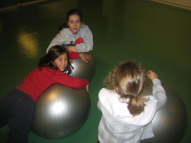  ragazze che giocano con palline giganti 